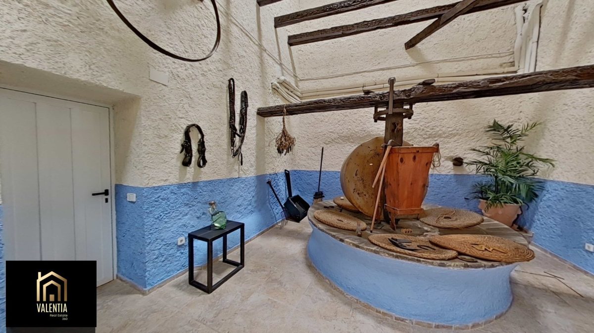 Masía de Miralcampo, Chiva — photo 27 of 30
