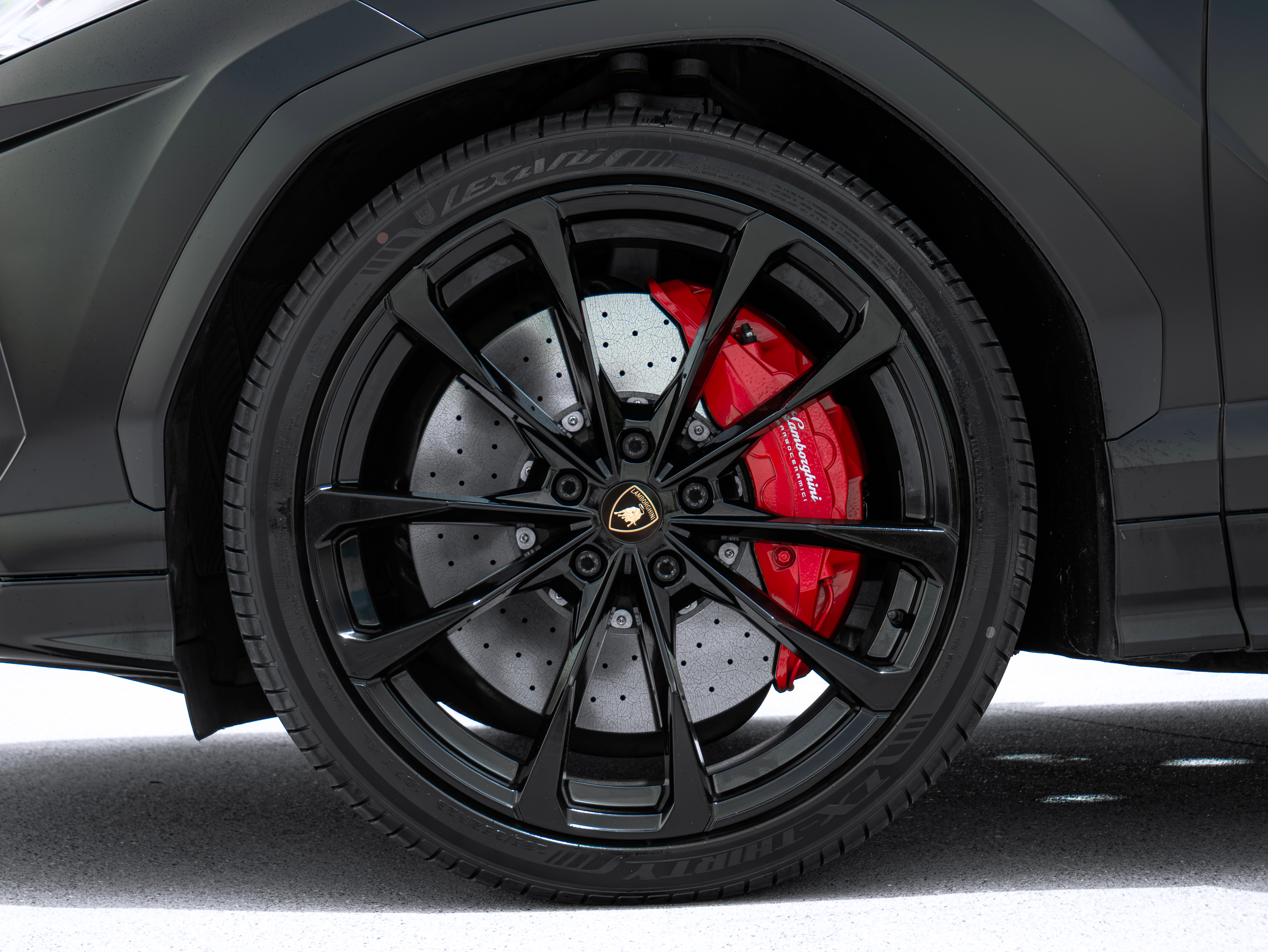 2021 Lamborghini Urus — photo 16 of 30