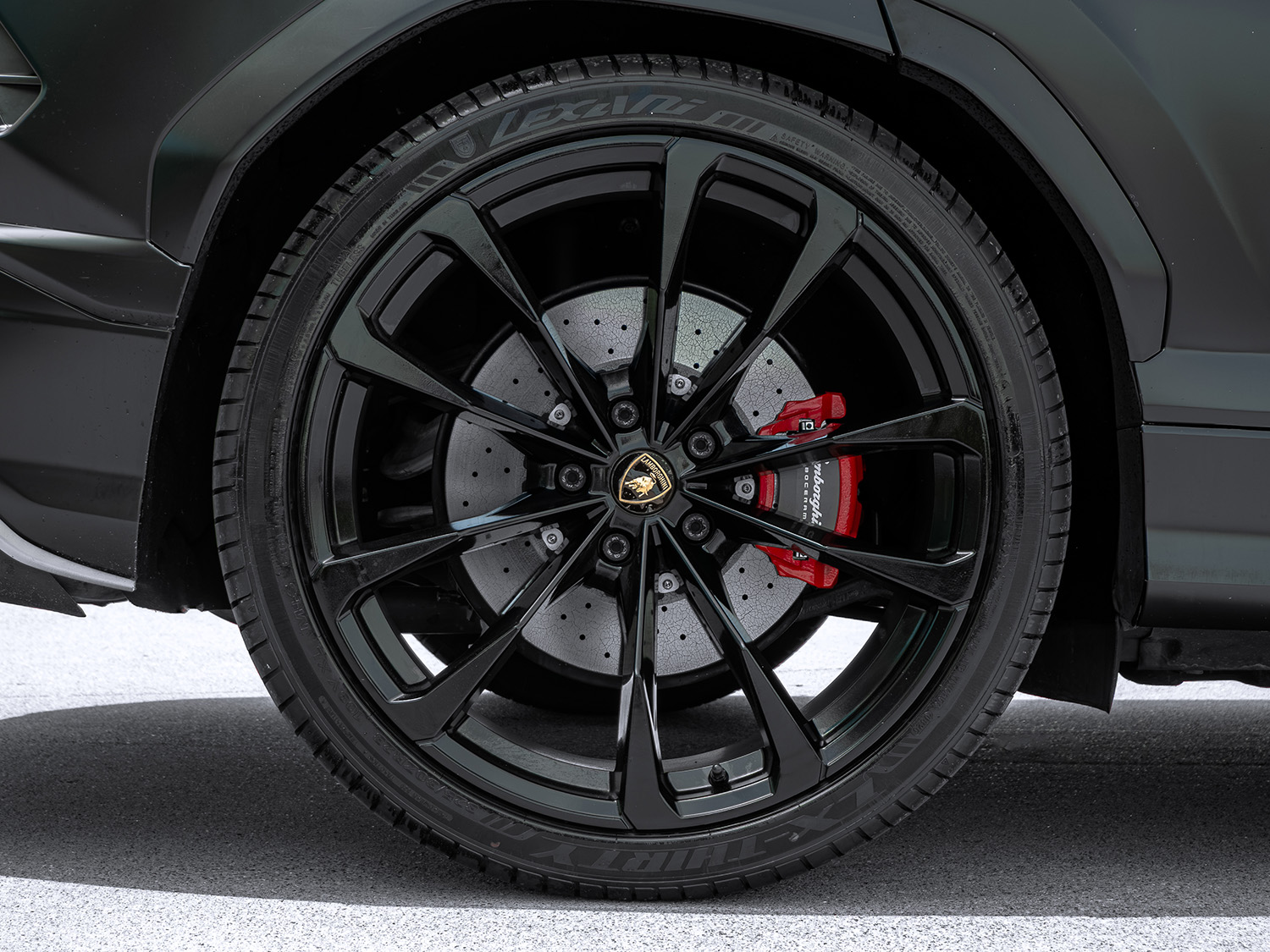 2021 Lamborghini Urus — photo 18 of 30