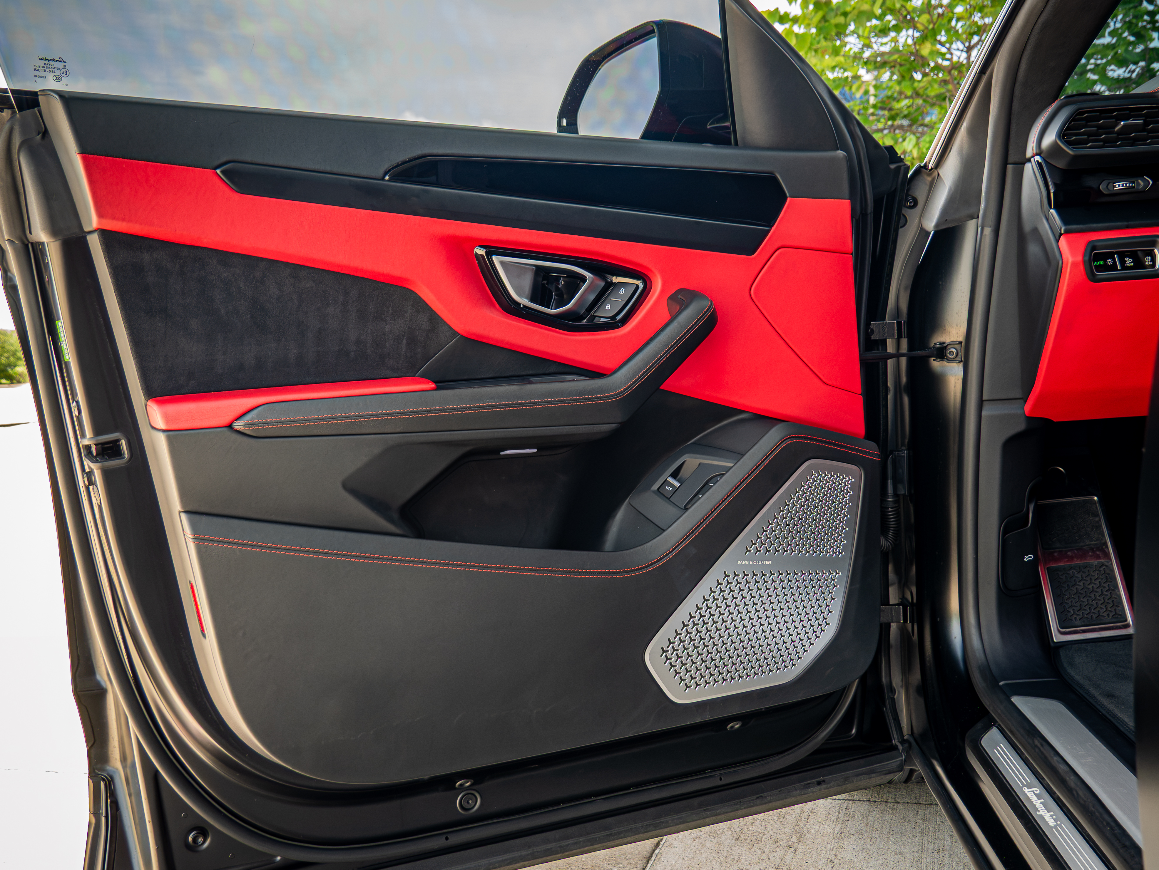 2021 Lamborghini Urus — photo 21 of 30
