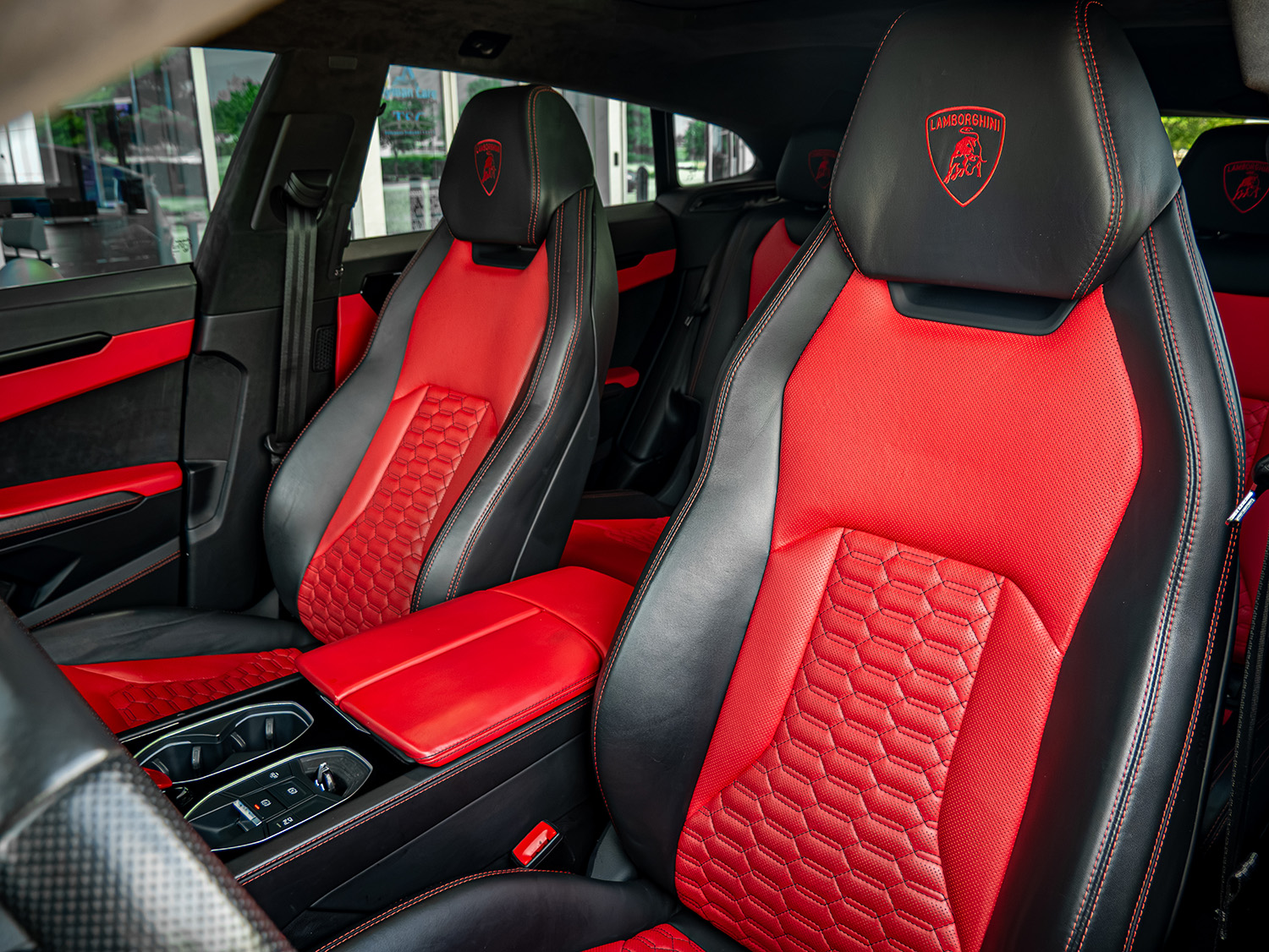 2021 Lamborghini Urus — photo 24 of 30