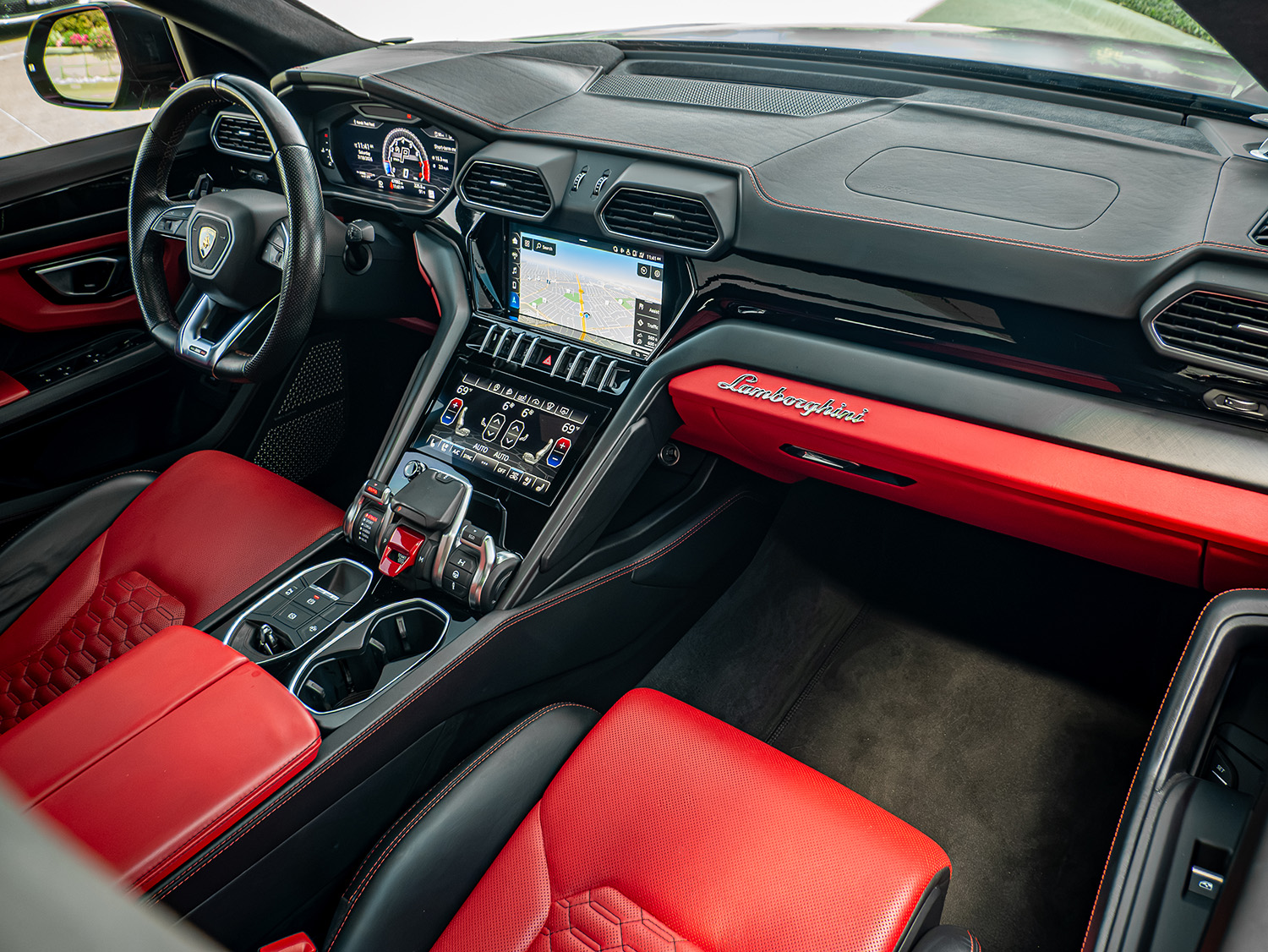 2021 Lamborghini Urus — photo 25 of 30
