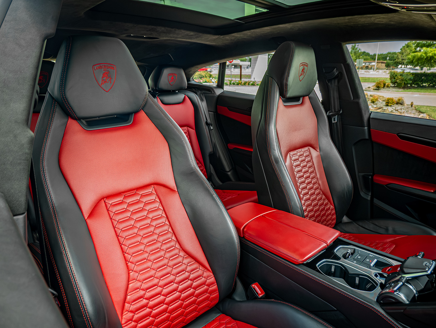 2021 Lamborghini Urus — photo 26 of 30